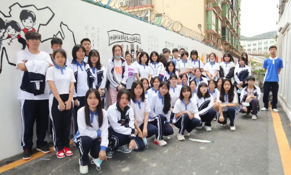 深圳市携创高级技工学校师生创意墙绘 献礼建团百年